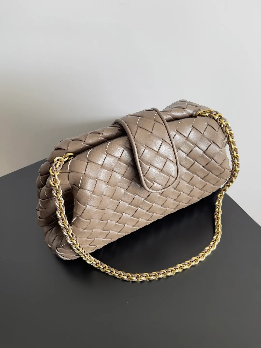 Batch 2260 BOTTEGA VENETA Lady's LAUREN CLUTCH Chain Clutch was inspired by 40 years ago. It is a perfect fusion of classic and modern bags. It is effortless and fashionable for any occasion and at any time. The newly added detachable metal chain allows people to have more ways to carry it. It is grand and elegant. Style No.: 785807 Size: 31.5*16.5*11cm